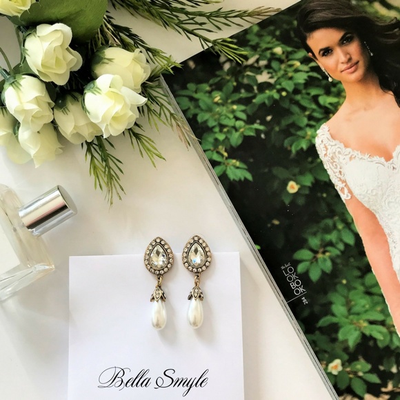 GE21 | Pearl Pendant Crystal Statement Earrings - Picture 4 of 6